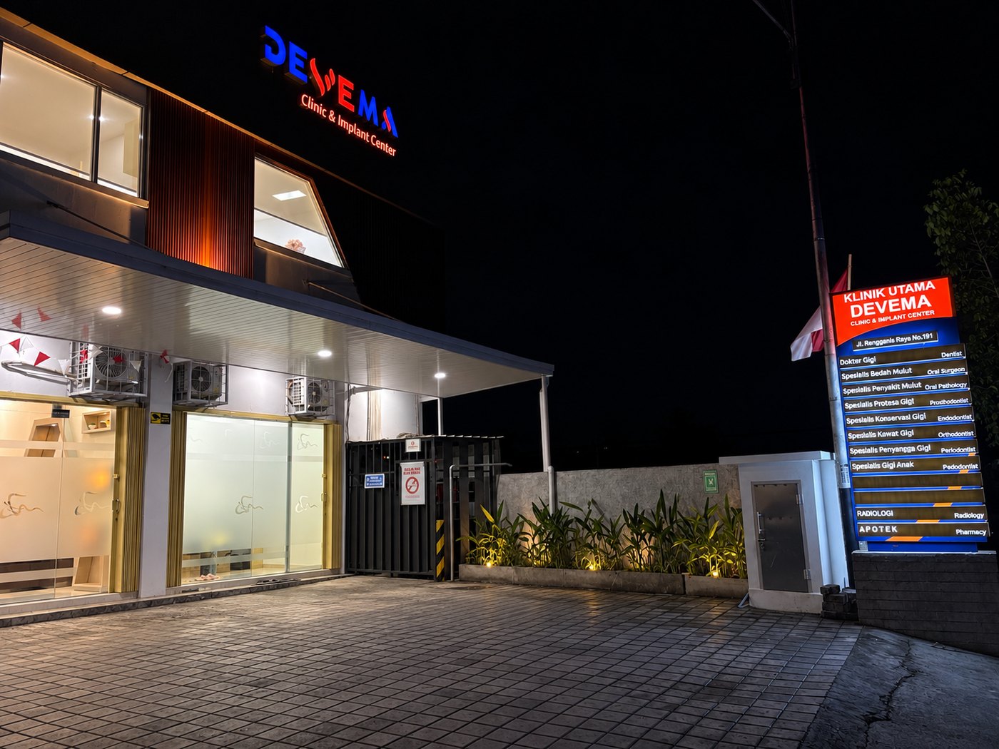 Tampak depan Devema Clinic saat malam